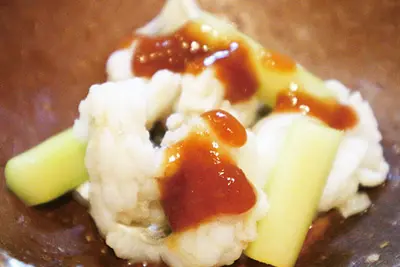 「鱧はぬくい方が美味しい」と冷製ではなく温しゃぶに。件の梅肉ソースは酸味がマイルドでふくよかな甘さ。