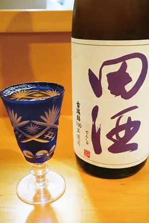 日本酒はほぼ純米系。「田酒」「作」など季節により変わる。