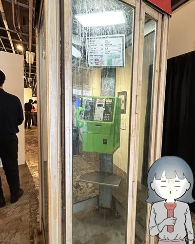 今ではあまり見かけなくなった公衆電話。電話に置かれた小銭が、最後に話をした人は誰だったのかを想像させる