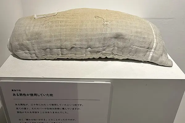 糸がほつれ、ボロボロになった枕。ある男性が30年にわたり「誰かのにおいがする」と感じて使い続けたそう