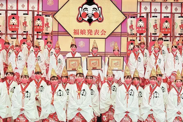 「一人でも多くの人に福を届けたい」と意気込む福娘ら