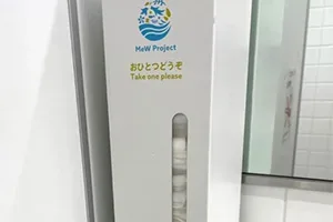 関西大の構内女子トイレに生理用品の無償配布を行っている