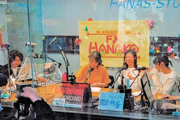 終了を1時間延長した閉局特番には各曜日のパーソナリティーが集結。スタジオ前には多くのリスナーが詰めかけた