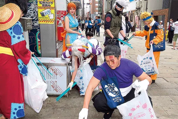大阪・道頓堀で清掃作業を行うコスプレイヤー＝5月27日午後