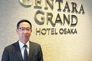 「地上130㍍から大阪の街を見渡せるレストランは、ホテル最大の魅力」と話す中川総支配人