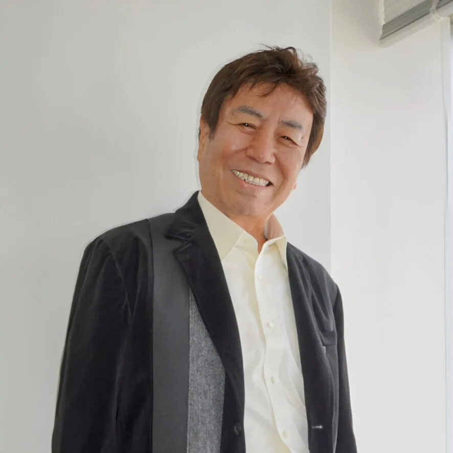 「80歳まで歌手を続けられたのは皆さんのご縁のおかげ」と話す三門