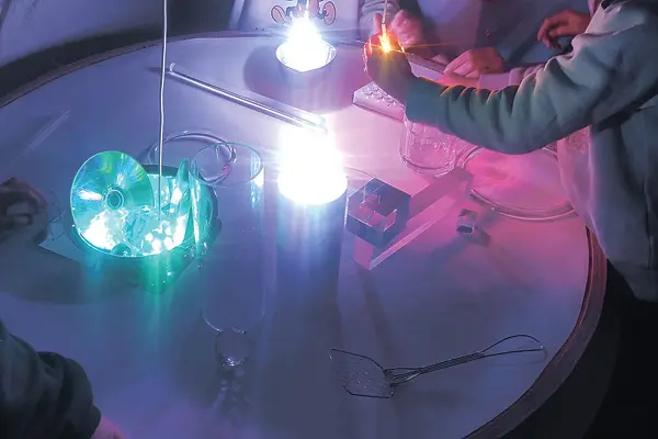 光を使って遊ぶ子どもたち