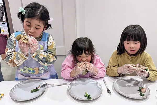 もちもちとしたガレットは、噛む力を育むのにうってつけ