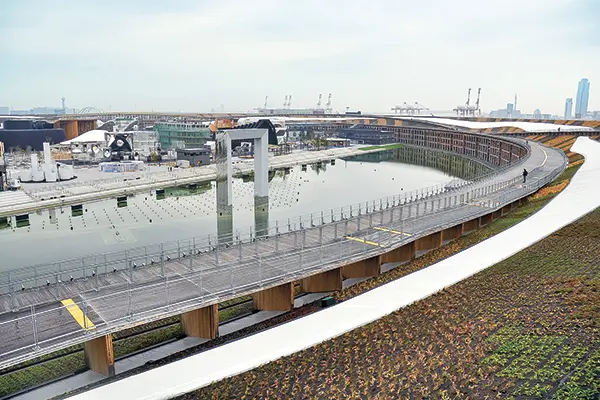 4月の開催を目前に急ピッチで工事が進む夢洲の万博会場＝2月28日撮影