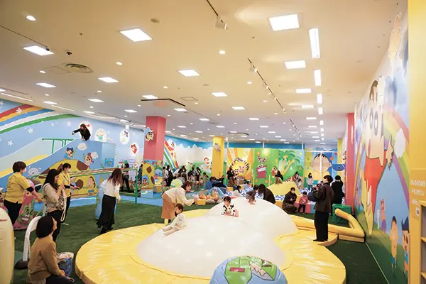 〝しんちゃんのおしり〟を型どった大型トランポリン