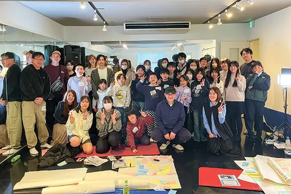 イベント終了後の記念撮影。前列左から2番目が内山さん