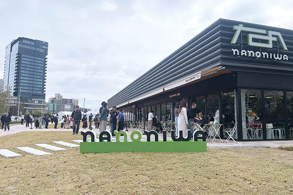 緑豊かな芝生広場と商業施設を備えた場所に生まれ変わった「なノにわ」