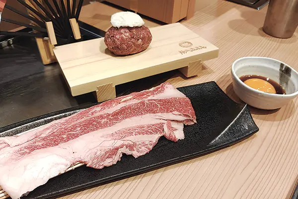 ハンバーグとすき焼きステーキに舌鼓