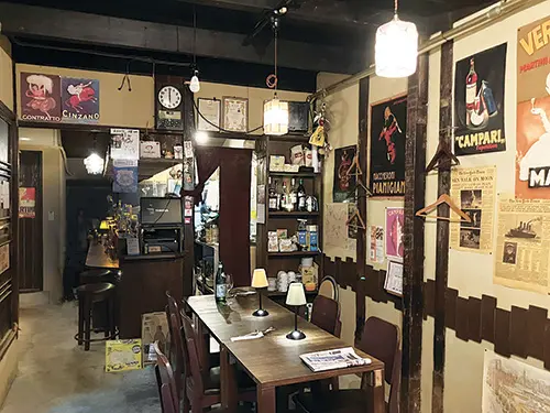 カウンターもあるので1人客も多い