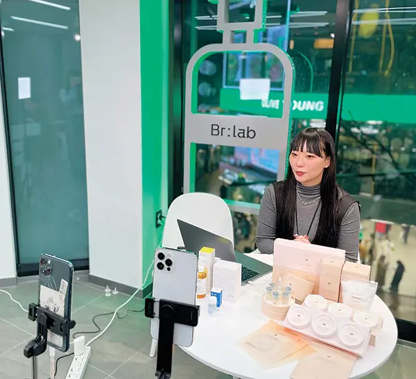 セレストのスタジオで配信中のライブコマーサー