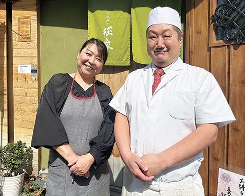 大将の榎本征夫さん(右)、女将の牧子さん