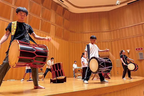 万博で千人太鼓を披露する「堺太鼓」のメンバー